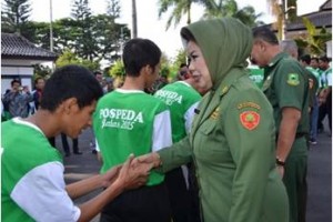 Bupati Kuningan saat melepas kontingen Pospeda Kuningan.